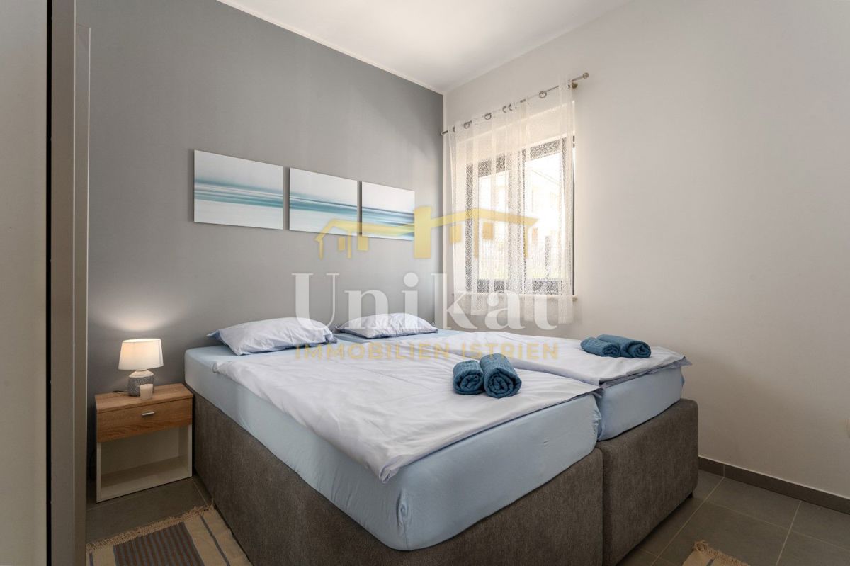 Moderna dvojna hiša s bazenom in pogledom na morje